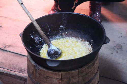 Приготовление традиционного бурятского блюда Саламат. Фото: Анита Гилева, ИА IrkutskMedia